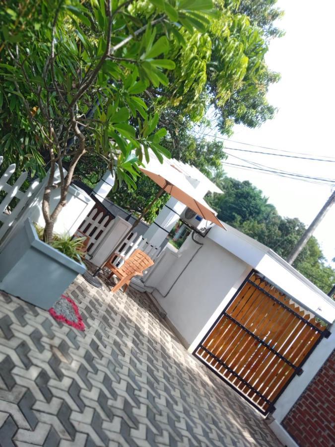Elephant Park Family Bungalow Udawalawe Buitenkant foto
